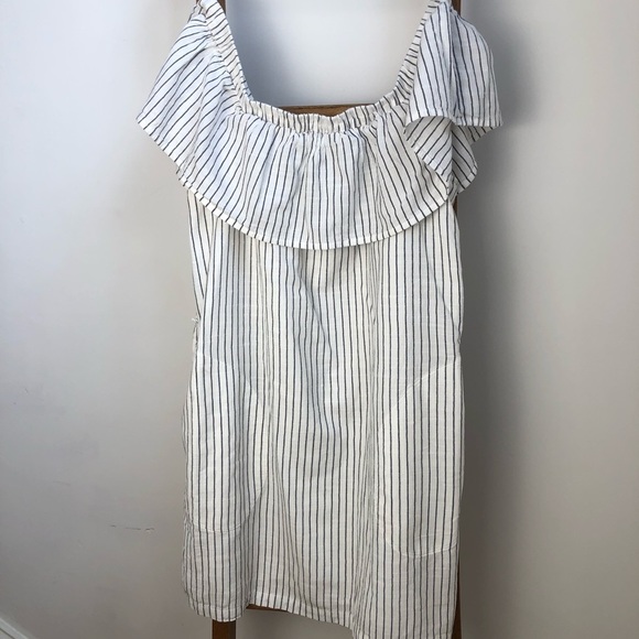 Abercrombie & Fitch Dresses & Skirts - ABERCROMBIE & Fitch stripped off shoulder dress